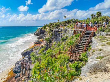 Tulum Meksika 21. Şubat 2022 Antik Tulum, Tulum Meksika 'da tropikal doğal orman palmiyesi ve deniz manzarası üzerindeki kalıntılar ve tapınak kalıntıları ile Maya bölgesini harap etti..