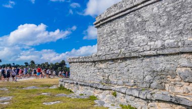 Tulum Meksika 21. Şubat 2022 Antik Tulum, Tulum Meksika 'da tropikal doğal orman palmiyesi ve deniz manzarası üzerindeki kalıntılar ve tapınak kalıntıları ile Maya bölgesini harap etti..