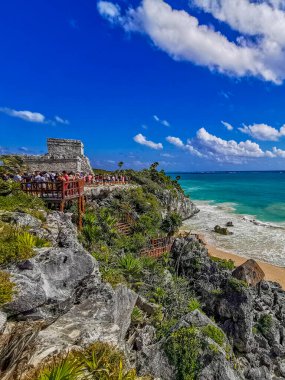 Tulum Meksika 21. Şubat 2022 Antik Tulum, Tulum Meksika 'da tropikal doğal orman palmiyesi ve deniz manzarası üzerindeki kalıntılar ve tapınak kalıntıları ile Maya bölgesini harap etti..