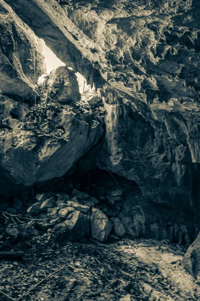 Altes Schwarz Weiß Bild Von Atemberaubendem Türkisblauem Wasser Und Kalksteinhöhlen — Stockfoto