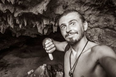 Gezgin ve turist rehberinin Puerto Aventuras Quintana Roo Mexico 'daki Santuario de los guerreros' taki muhteşem mavi turkuaz suyu ve kireçtaşı mağara çukurundaki eski siyah beyaz resmi..