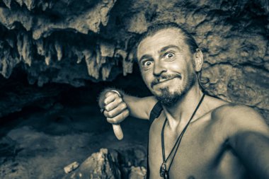 Gezgin ve turist rehberinin Puerto Aventuras Quintana Roo Mexico 'daki Santuario de los guerreros' taki muhteşem mavi turkuaz suyu ve kireçtaşı mağara çukurundaki eski siyah beyaz resmi..