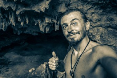 Gezgin ve turist rehberinin Puerto Aventuras Quintana Roo Mexico 'daki Santuario de los guerreros' taki muhteşem mavi turkuaz suyu ve kireçtaşı mağara çukurundaki eski siyah beyaz resmi..