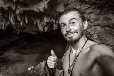 Gezgin ve turist rehberinin Puerto Aventuras Quintana Roo Mexico 'daki Santuario de los guerreros' taki muhteşem mavi turkuaz suyu ve kireçtaşı mağara çukurundaki eski siyah beyaz resmi..