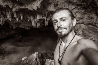 Gezgin ve turist rehberinin Puerto Aventuras Quintana Roo Mexico 'daki Santuario de los guerreros' taki muhteşem mavi turkuaz suyu ve kireçtaşı mağara çukurundaki eski siyah beyaz resmi..