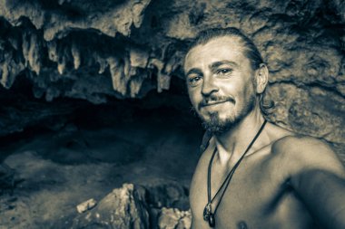 Gezgin ve turist rehberinin Puerto Aventuras Quintana Roo Mexico 'daki Santuario de los guerreros' taki muhteşem mavi turkuaz suyu ve kireçtaşı mağara çukurundaki eski siyah beyaz resmi..