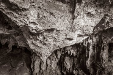 Puerto Aventuras Quintana Roo Mexico 'daki Santuario de los guerreros' taki inanılmaz mavi turkuaz su ve kireçtaşı mağarası çukurunun eski siyah beyaz resmi..