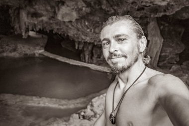 Gezgin ve turist rehberinin Puerto Aventuras Quintana Roo Mexico 'daki Santuario de los guerreros' taki muhteşem mavi turkuaz suyu ve kireçtaşı mağara çukurundaki eski siyah beyaz resmi..