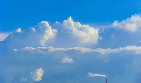 Cielo Blu Con Nuvole Bianche Bellissimo Paesaggio Nuvoloso Gli Alberi — Foto Stock