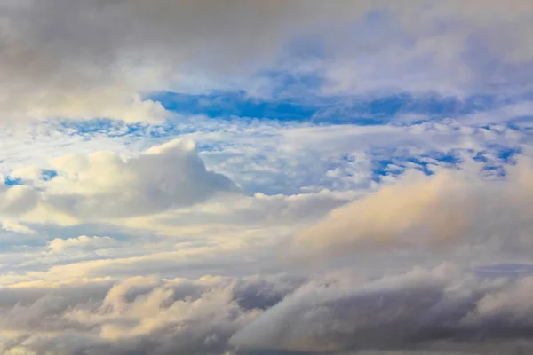 Blauer Himmel Mit Chemiewolken Chemikalienhimmel Und Chemtrails Sonnigen Tag Imsum — Stockfoto