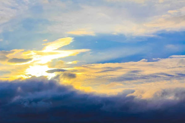 Sonnenuntergang Und Blauer Himmel Mit Chemiewolken Chemiehimmel Und Chemtrails Sonnigen — Stockfoto