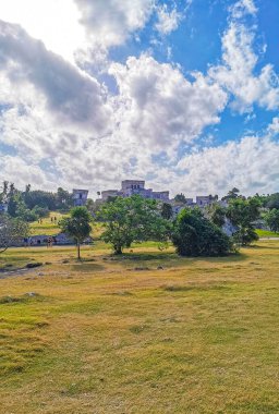 Tulum Meksika 24. Şubat 2022 Antik Tulum, Tulum Meksika 'da tropikal doğal orman palmiyesi ve deniz manzarası üzerindeki kalıntılar ve tapınak kalıntıları ile Maya bölgesini harap etti..