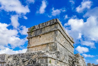 Antik Tulum, Tulum Meksika 'daki tropikal doğal orman palmiyesi ve deniz manzarasında tapınak kalıntıları ve eserlerle Maya bölgesini harabeye çeviriyor..