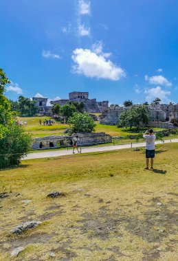 Tulum Meksika 09. Mart 2022 Antik Tulum, Tulum Meksika 'daki tropikal doğal orman palmiyesi ve deniz manzarası üzerindeki kalıntılar ve tapınak kalıntıları ile Maya bölgesini harap etti..