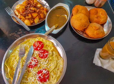 Agra Uttar Pradesh Hindistan 'da kızarmış patatesli tipik Hint yemeği..