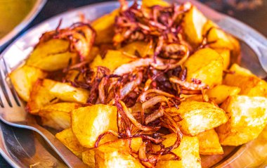 Agra Uttar Pradesh Hindistan 'da kızarmış patatesli tipik Hint yemeği..