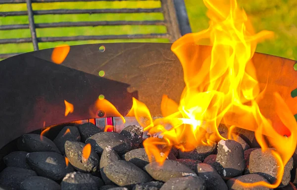 バーベキューキャンプファイヤーの準備とオレンジの炎で薪を焼く Speckenbuetteler Park Lehe Bremerhaven Bremen Germany — ストック写真