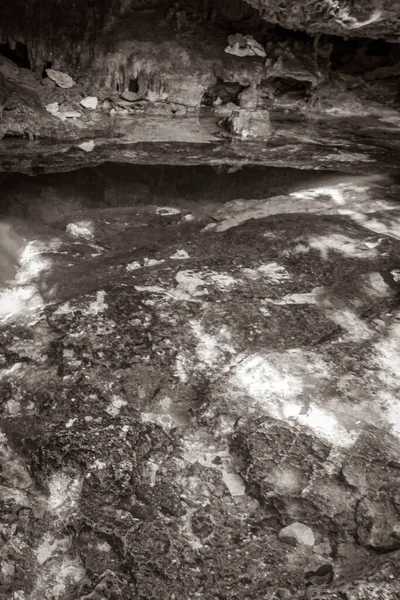 阿文图拉斯金塔纳罗奥港的塔吉玛哈塔吉玛哈古色古香的深蓝色绿松石水和石灰石洞穴的照片 — 图库照片