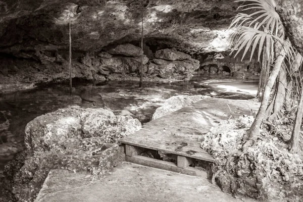 素晴らしい青ターコイズブルーの水と石灰岩の洞窟の陥没穴の古い黒と白の写真プエルトアベンチュラのTajma Tajmahaキンタナ メキシコ — ストック写真