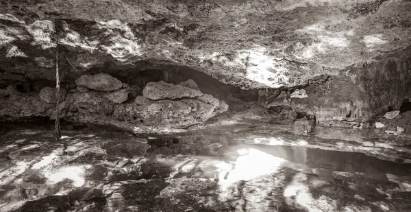 Starý Černobílý Obrázek Úžasné Modré Tyrkysové Vody Vápencové Jeskyně Propadlina — Stock fotografie