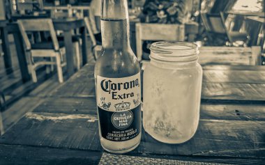 Playa del Carmen Meksika 26 numara. Mart 2022 Corona bira şişesinin eski siyah beyaz resmi Playa del Carmen Quintana Roo Meksika 'daki PapaCharly Papa Charly restoranında.