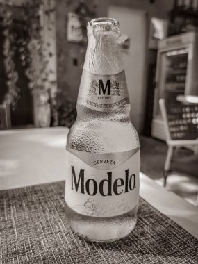 Playa del Carmen Meksika 01. Nisan 2022 Modelo bira şişesinin eski siyah beyaz resmi Playa del Carmen Quintana Roo Meksika 'daki PapaCharly Papa Charly restoranında.