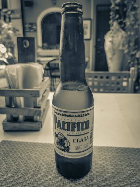 Playa del Carmen Meksika 01. Nisan 2022 Pacifico bira şişesinin eski siyah beyaz resmi Playa del Carmen Quintana Roo Meksika 'daki PapaCharly Papa Charly restoranında.