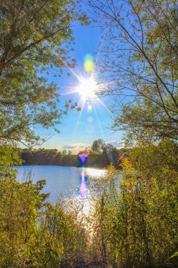 Güzel taş ocağı gölü tarama gölü mavi turkuvaz su gökyüzü ve manzara doğa ormanı manzarası Eggestedt Schwanewede Osterholz Aşağı Saksonya Almanya 'sı.