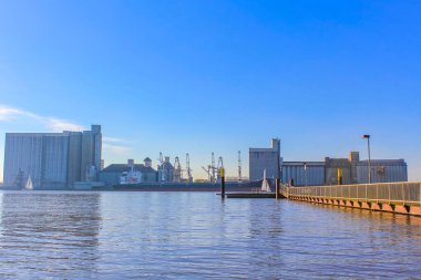 Schwanewede Osterholz Aşağı Saksonya Almanya 'sındaki Harrier Kum Adası' nın güzel deniz gelgitleri sahil suları ve hendek manzarası manzarası.
