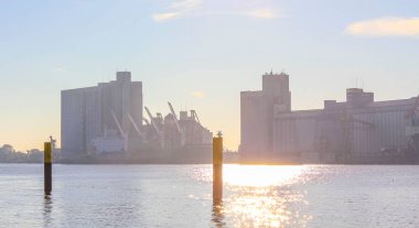 Schwanewede Osterholz Aşağı Saksonya Almanya 'sındaki Harrier Kum Adası' nın güzel deniz gelgitleri sahil suları ve hendek manzarası manzarası.