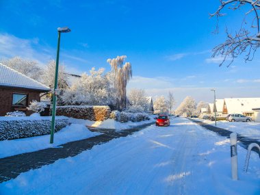Bremerhaven Almanya 18. Aralık 2010 Muhteşem karlı kış karı ve buzlu manzara manzarası Ağaçlar mavi gökyüzü ve kasaba Leherheide Bremerhaven Bremen Almanya.