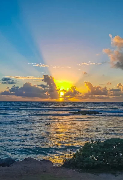Дивовижний Золотий Жовтий Кольоровий Захід Сонця Сонячними Променями Тропічному Пляжі — стокове фото
