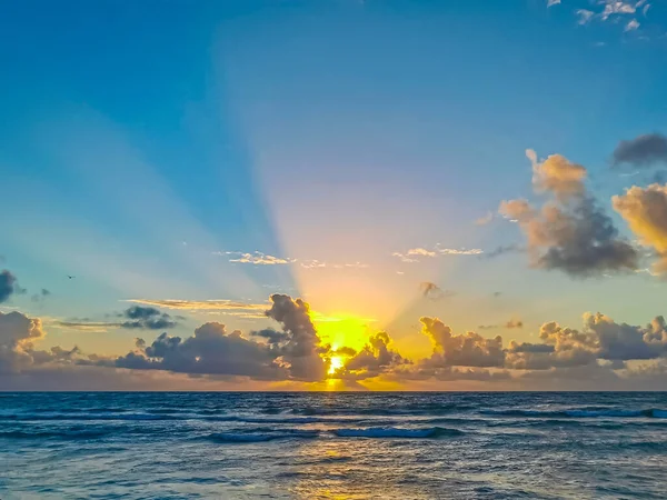 Erstaunlich Schöne Goldgelbe Bunte Sonnenaufgang Sonnenuntergang Mit Sonnenstrahlen Tropischen Strand — Stockfoto