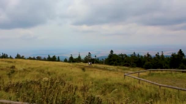 風景ハルツ山の壊れた山の頂上からのパノラマビューヴェルニゲローデザクセン アンハルト ドイツ — ストック動画