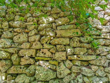 Antik Tulum 'un dokusu ve deseni, Tulum Meksika' daki tropik doğal orman palmiyesi ve deniz manzarasında tapınak kalıntıları ve sanat eserleriyle Maya bölgesini harap ediyor..