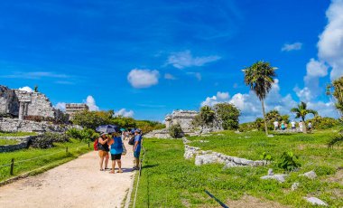 Tulum Meksika 26. Haziran 2022 Antik Tulum, Tulum Meksika 'da tropikal doğal orman palmiyesi ve deniz manzarası üzerindeki kalıntılar ve tapınak kalıntıları ile Maya bölgesini harap etti..