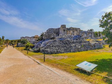 Tulum Meksika 09. Nisan 2022 Antik Tulum, Tulum Meksika 'daki tropikal doğal orman palmiyesi ve deniz manzarasında tapınak kalıntıları ve eserlerle Maya bölgesini harap etti..