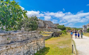 Tulum Mexico 11. Nisan 2022 Antik Tulum, Tulum Meksika 'daki tropikal doğal orman palmiyesi ve deniz manzarasında tapınak kalıntıları ve eserlerle Maya bölgesini harap etti..