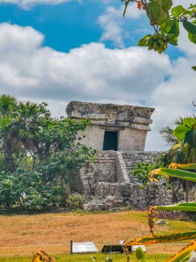 Tulum Mexico 11. Nisan 2022 Antik Tulum, Tulum Meksika 'daki tropikal doğal orman palmiyesi ve deniz manzarasında tapınak kalıntıları ve eserlerle Maya bölgesini harap etti..