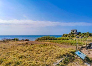 Tulum Meksika 09. Nisan 2022 Antik Tulum, Tulum Meksika 'daki tropikal doğal orman palmiyesi ve deniz manzarasında tapınak kalıntıları ve eserlerle Maya bölgesini harap etti..