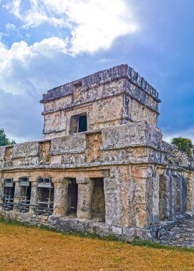 Antik Tulum, tapınak kalıntıları ve tarihi eserlerle Maya bölgesini harabeye çeviriyor. Tanrıça Ixchel, Tulum Mexico 'daki Tanrı & chaac manzarasından iniyor..