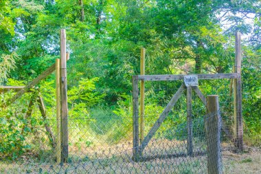 Hemmoor Hechthausen Cuxhaven Aşağı Saksonya Almanya 'sında kapı, çit ve doğa manzaralı Kuzey Almanya tarla ormanı.