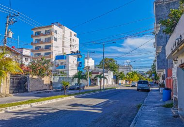 Playa del Carmen Meksika 04. Temmuz 2022 Tipik sokak yolu ve şehir manzarası Luis Donaldo Colosio Playa del Carmen 'in Meksika' daki araba ve binaları ile.