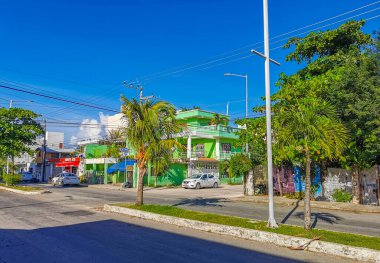 Playa del Carmen Meksika 04. Temmuz 2022 Tipik sokak yolu ve şehir manzarası Luis Donaldo Colosio Playa del Carmen 'in Meksika' daki araba ve binaları ile.