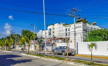 Playa del Carmen Meksika 04. Temmuz 2022 Tipik sokak yolu ve şehir manzarası Luis Donaldo Colosio Playa del Carmen 'in Meksika' daki araba ve binaları ile.