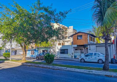 Playa del Carmen Meksika 04. Temmuz 2022 Tipik sokak yolu ve şehir manzarası Luis Donaldo Colosio Playa del Carmen 'in Meksika' daki araba ve binaları ile.
