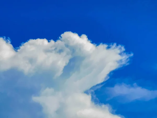 Cielo Azul Con Hermosas Nubes Día Soleado Playa Punta Esmeralda — Foto de Stock
