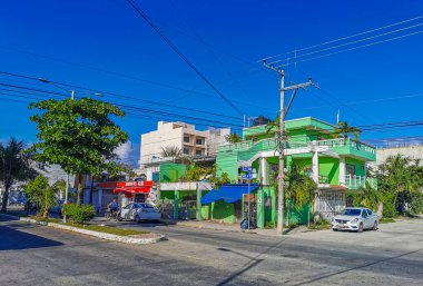 Playa del Carmen Meksika 04. Temmuz 2022 Tipik sokak yolu ve şehir manzarası Luis Donaldo Colosio Playa del Carmen 'in Meksika' daki araba ve binaları ile.