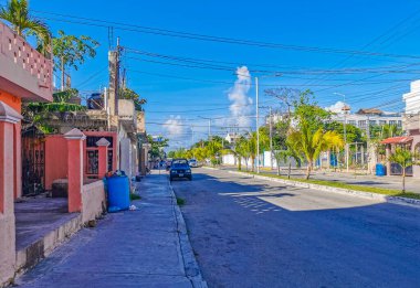 Playa del Carmen Meksika 04. Temmuz 2022 Tipik sokak yolu ve şehir manzarası Luis Donaldo Colosio Playa del Carmen 'in Meksika' daki araba ve binaları ile.