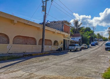 Playa del Carmen Meksika 04. Temmuz 2022 Tipik sokak yolu ve şehir manzarası Luis Donaldo Colosio Playa del Carmen 'in Meksika' daki araba ve binaları ile.